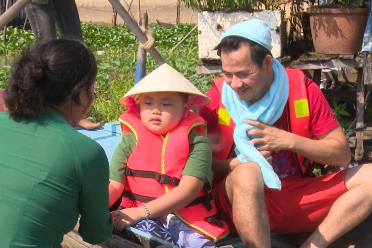 Xuan Bac nhiet tinh day doanh nhan Do Minh goi banh chung-Hinh-12